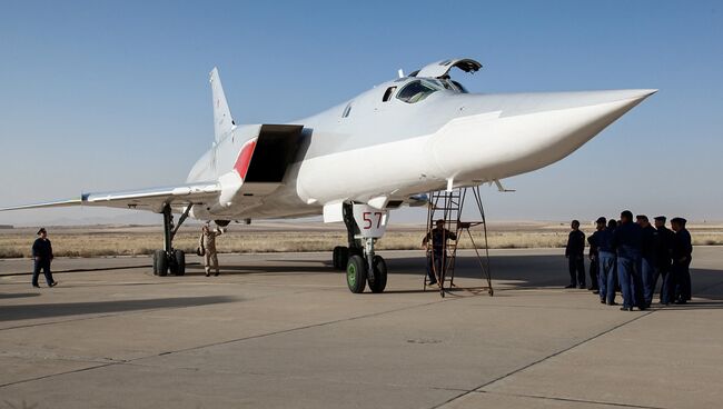 Дальний сверхзвуковой бомбардировщик-ракетоносец Ту-22 М3 на авиабазе Хамадан в Иране. Архивное фото