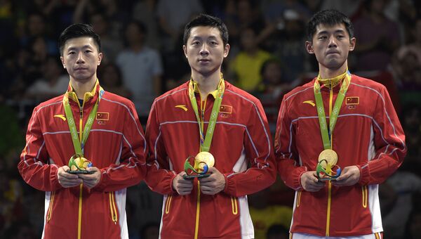 Китайские спортсмены после финального матча по настольному теннису на Олимпийских играх в Рио-де-Жанейро