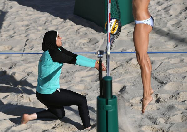 Игрок сборной Египта Эльгобаши Доа во время турнира по пляжному волейболу на Олимпийских играх в Рио-де-Жанейро