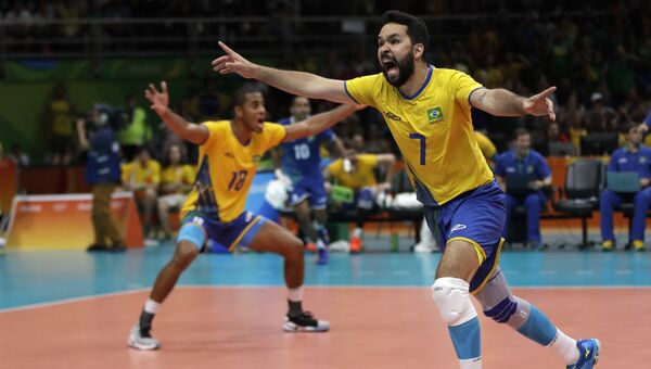 Игроки сборной Бразилии радуются победе в четвертьфинальном матче по волейболу против Аргентины на Олимпийских играх в Рио-де-Жанейро