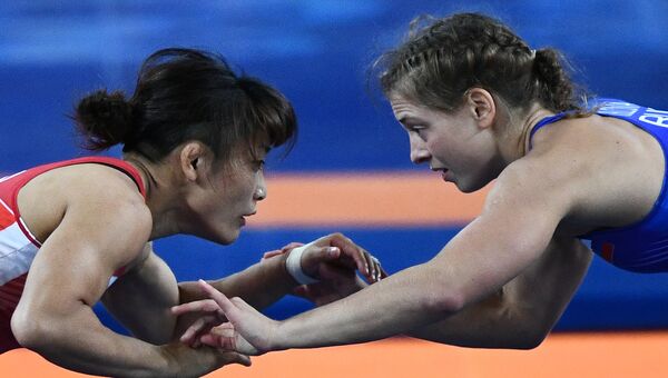 Валерия Коблова (Россия) и Каори Итё (Япония) в финале соревнований по вольной борьбе на XXXI летних Олимпийских играх