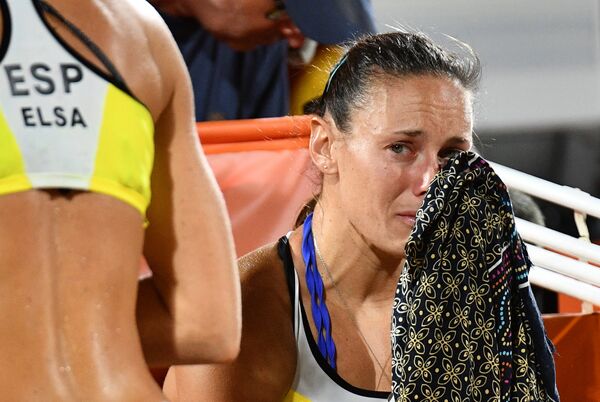 Испанская спортсменка Лилиана Фернандес Штайнер плачет после проигрыша команде России по пляжному волейболу на Олимпийских играх в Рио-де-Жанейро
