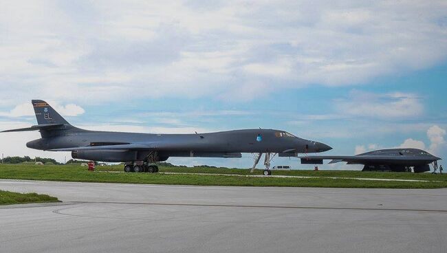 Американские бомбардировщики B-52, B-1B и B-2B на военно-воздушной базе Андерсон на острове Гуам. Архивное фото