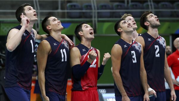 Игроки сборной США по волейболу в матче 1/4 финала Олимпийских игр в Рио-де-Жанейро