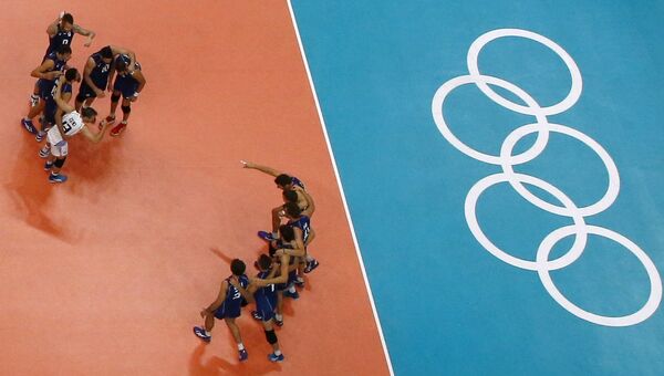 Игроки сборной Италии по волейболу радуются победе в матче 1/4 финала на Олимпийских играх в Рио-де-Жанейро