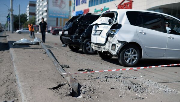 Поврежденные автомобили, в результате столкновения пассажирского автобуса с автомобилями на парковке у гипермаркета Новатор в Омске