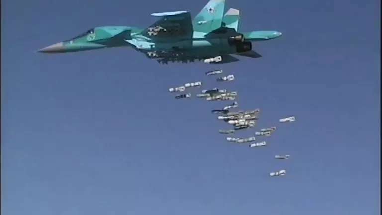 Бомбардировщик Су-34 ВКС РФ во время нанесения бомбовых авиаударов по объектам ИГ в Сирии Бомбардировщик Су-34 ВКС РФ во время нанесения бомбовых авиаударов по объектам ИГ в Сирии