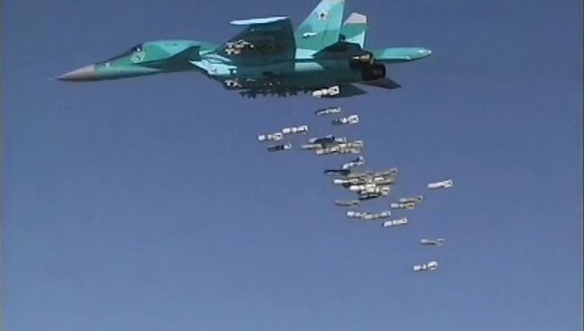 Бомбардировщик Су-34 ВКС РФ во время нанесения бомбовых авиаударов по объектам ИГ в Сирии