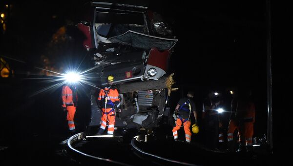 Спасатели на месте аварии железнодорожного состава TER, курсировавшего по маршруту между французскими городами Ним и Монпелье