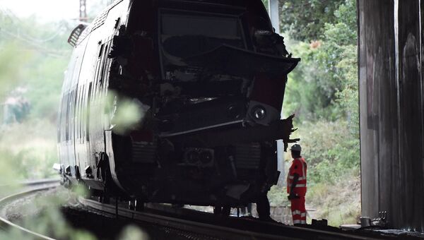 На месте аварии железнодорожного состава TER, курсировавшего по маршруту между французскими городами Ним и Монпелье, Франция. 17 августа 2016