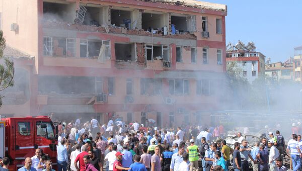 На месте взрыва в турецком городе Элязыг. 18 августа 2016