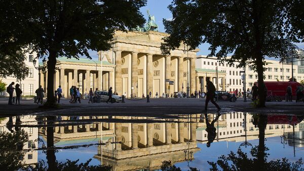 Вид на Бранденбургские ворота в Берлине после дождя. 2016 год