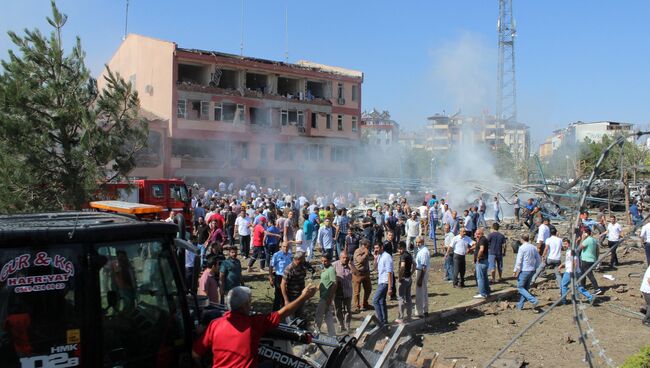 На месте взрыва в турецком городе Элязыг. 18 августа 2016