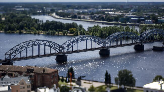 Железнодорожный мост через реку Даугаву в Риге, Латвия. Архивное фото