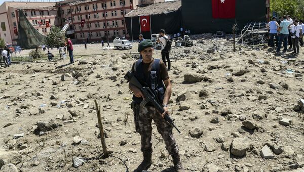 На месте взрыва в турецком городе Элязыг. 18 августа 2016