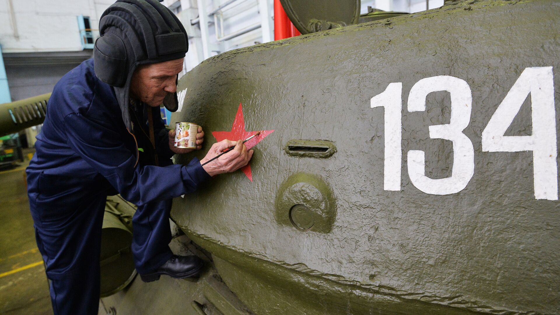 Танк Т-34 на Челябинском тракторном заводе - РИА Новости, 1920, 25.05.2023