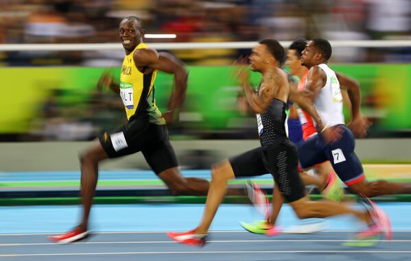 Усэйн Болт в финальном забеге на 100 м во время соревнований среди мужчин по легкой атлетике на XXXI летних Олимпийских играх