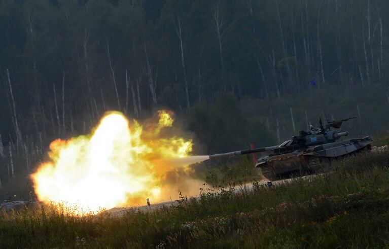 Экипаж танка Т-72Б3 армии Казахстана во время финальных соревнований конкурса Танковый биатлон