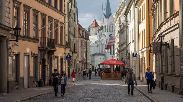 Улица Пилс и Церковь Скорбящей Богоматери в Риге, Латвия, архивное фото