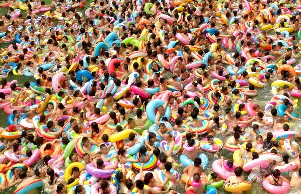Люди купаются в бассейне в провинции Сычуань, Китай
