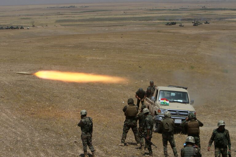 Курдские военизированные формирования (вооружённые силы) запускают ракету в сторону ИГ на юго-востоке города Мосул в Ираке, август 2016