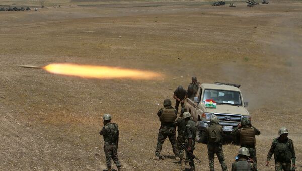 Курдские военизированные формирования (вооружённые силы) запускают ракету в сторону ИГ на юго-востоке города Мосул в Ираке, август 2016