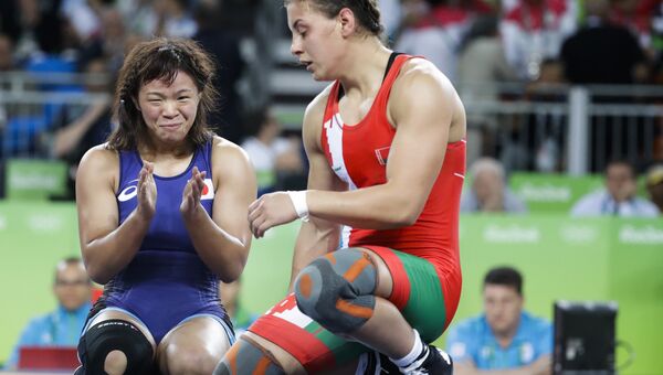 Японка Рисако Каваи после победы в соревнованиях по борьбе на Олимпийских играх и белоруска Мария Мамашук. 18 августа 2016 год