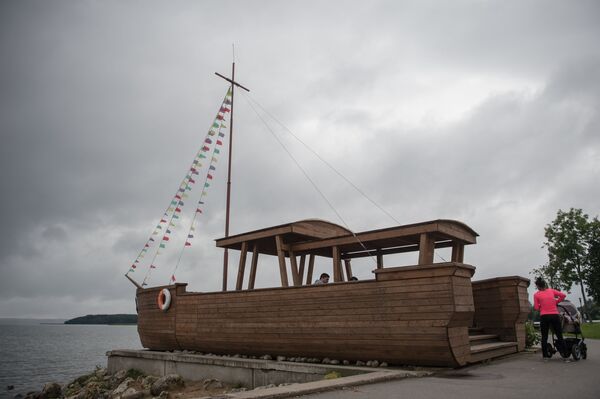 Корабль-беседка на набережной в городе Себеж в Псковской области