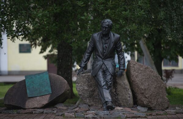 Памятник актеру Зиновию Гердту на набережной в городе Себеж в Псковской области