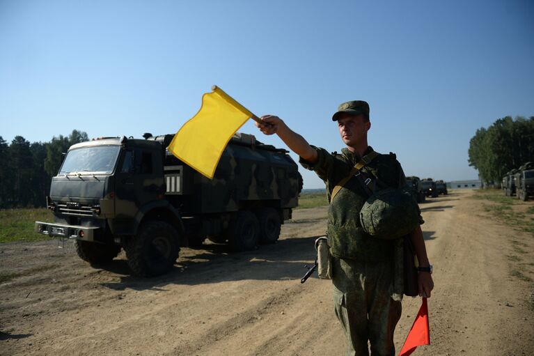 Колонна автомобилей многофункционального модуля помех Красуха - 4 во время тактико-специальных занятий с подразделениями радиоэлектронной борьбы ЦВО на полигоне Свердловский