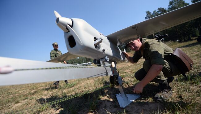 Подготовка к запуску БПЛА Леер-3с аэродинамически забрасываемым передатчиком помех. Архивное фото