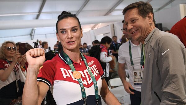 Елена Исинбаева, выбранная в комиссию спортсменов МОК, и президент ОКР Александр Жуков  пресс-центре XXXI Олимпийских игр в Рио-де-Жанейро