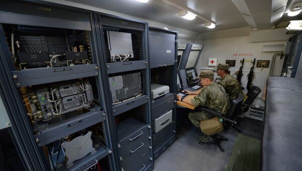 Мобильный штаб в наземном многофункциональном модуле во время учений войск радиоэлектронной борьбы ЦВО. Архивное фото