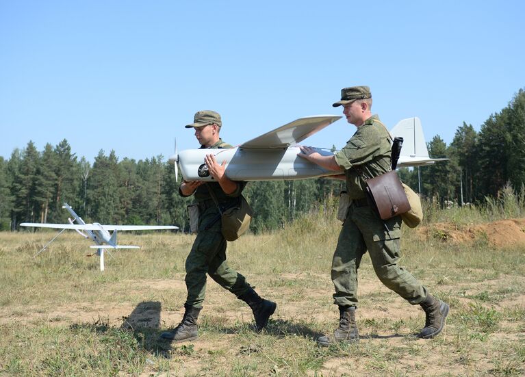 Подготовка к запуску БПЛА Леер-3с аэродинамически забрасываемым передатчиком помех с абонентским терминалом сотовой связи стандарта GSM