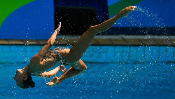 Спортсменка сборной России выступает с технической программой в групповых соревнованиях по синхронному плаванию на XXXI летних Олимпийских играх в Рио-де-Жанейро