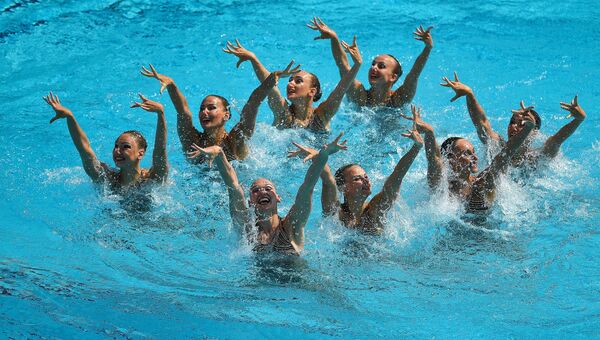 Спортсменки сборной России выступают с технической программой в групповых соревнованиях по синхронному плаванию на XXXI летних Олимпийских играх в Рио-де-Жанейро