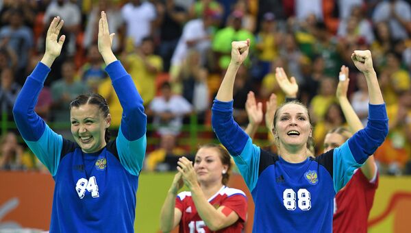 Татьяна Ерохина и Виктория Калинина радуются победе в матче 1/2 финала по гандболу между командами Норвегии и России на XXXI летних Олимпийских играх