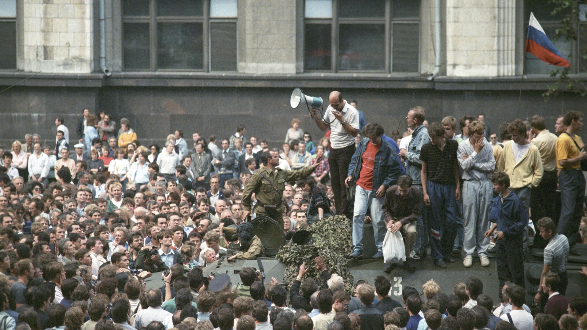 Участники митинга на одной из улиц Москвы 19 августа 1991 года  - РИА Новости, 1920, 19.08.2021