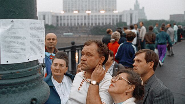 Встревоженные москвичи читают воззвание ГКЧП, расклеенное на улицах города 19 августа 1991 года