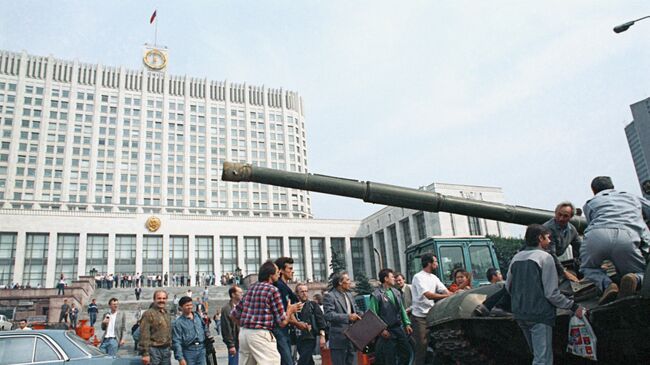 Защитники Белого дома у одного из танков, введеных в Москву 19 августа 1991 года в связи с объявлением членами ГКЧП чрезвычайного положения в столице