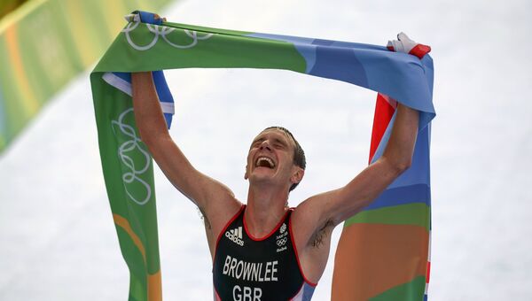 Алистер Браунли (Великобритания) радуется победе в мужском триатлоне на XXXI летних Олимпийских играх