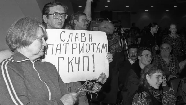 Участники вечера поэзии Лукьянова выражают поддержку членам ГКЧП