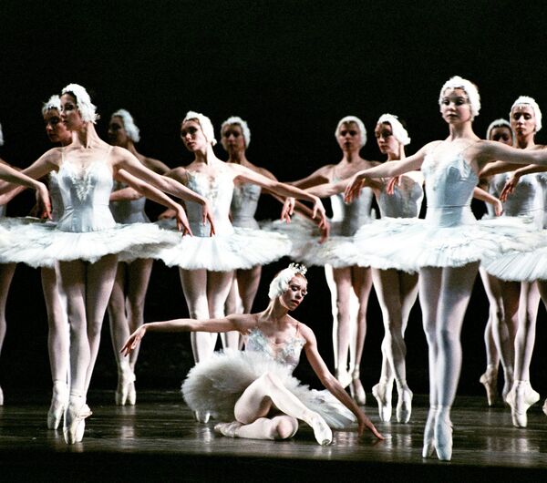 Сцена из балета Чайковского Лебединое озеро