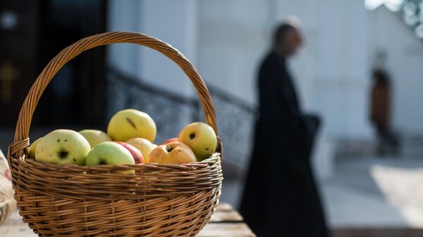 Яблоки, освященные во время богослужения в честь праздника Преображения Господня в соборе Воздвижения Креста Господня в Омске