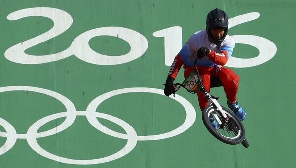 Россиянин Евгений Комаров во время соревнований по BMX на Олимпийских играх в Рио-де-Жанейро