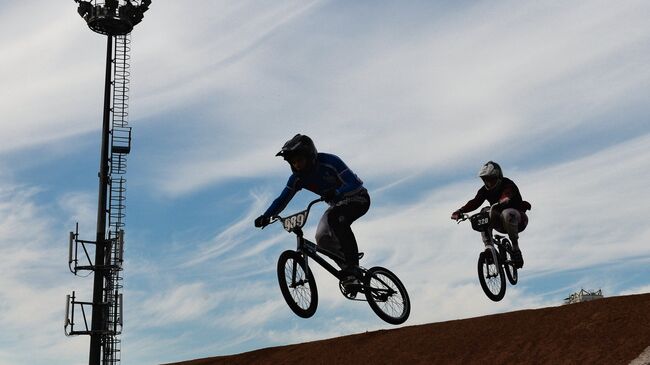 Спортсмены во время заезда BMX