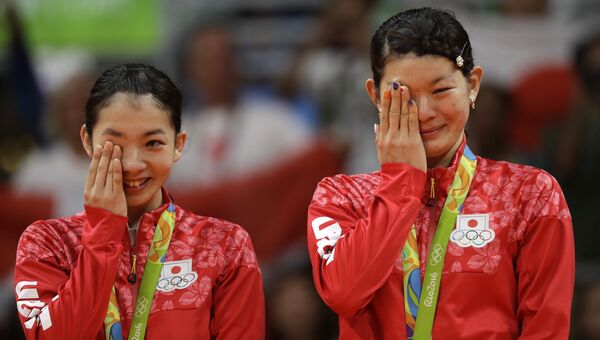 Победительницы олимпийского турнира в Рио-де-Жанейро по бадминтону японки Мисаки Мацутомо и Айяка Такахаси