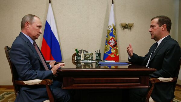 Президент РФ Владимир Путин и председатель правительства РФ Дмитрий Медведев во время встречи в Крыму. 19 августа 2016