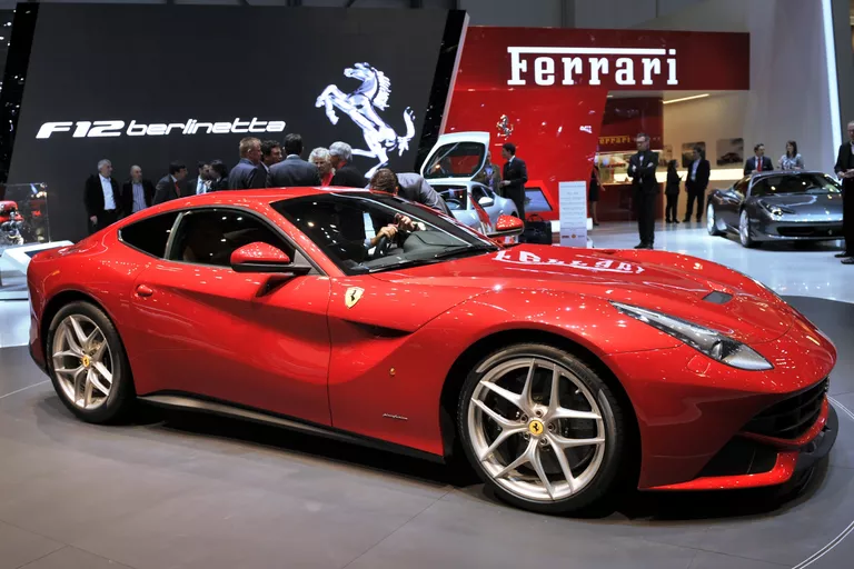 Автомобиль Ferrari F12 Berlinetta Автомобиль Ferrari F12 Berlinetta
