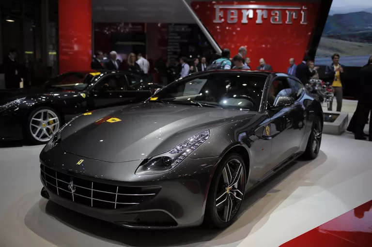 Автомобиль Ferrari FF Автомобиль Ferrari FF